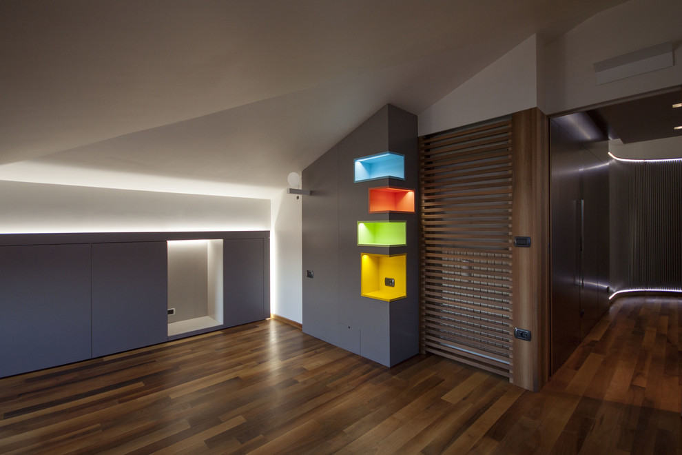 Esempio di una camera degli ospiti minimal di medie dimensioni con pareti bianche e pavimento in legno massello medio