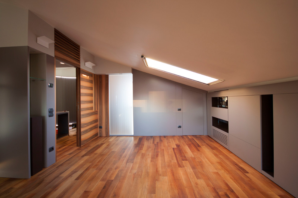 Ispirazione per una camera matrimoniale minimal di medie dimensioni con pareti bianche e pavimento in legno massello medio
