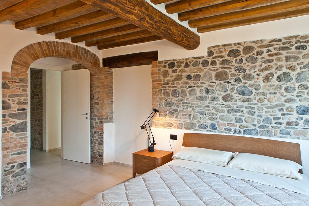Diseño de dormitorio principal mediterráneo con paredes blancas y suelo beige