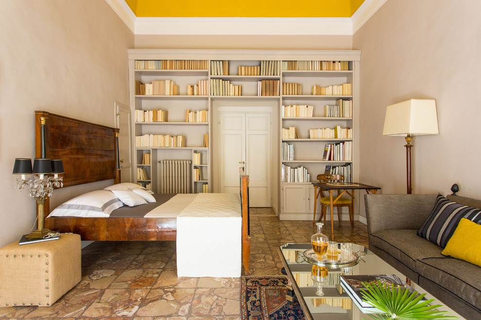 Diseño de dormitorio principal clásico de tamaño medio con paredes amarillas, suelo de mármol y suelo multicolor