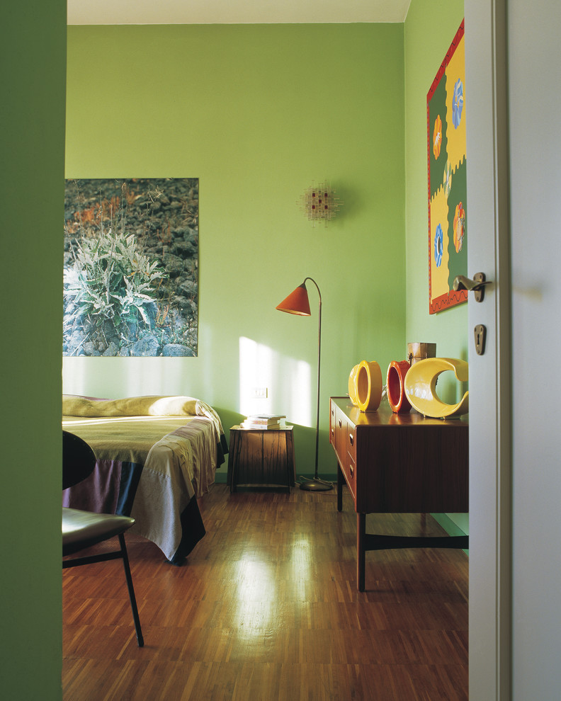 Ejemplo de habitación de invitados ecléctica de tamaño medio con paredes verdes, suelo de madera oscura y suelo marrón