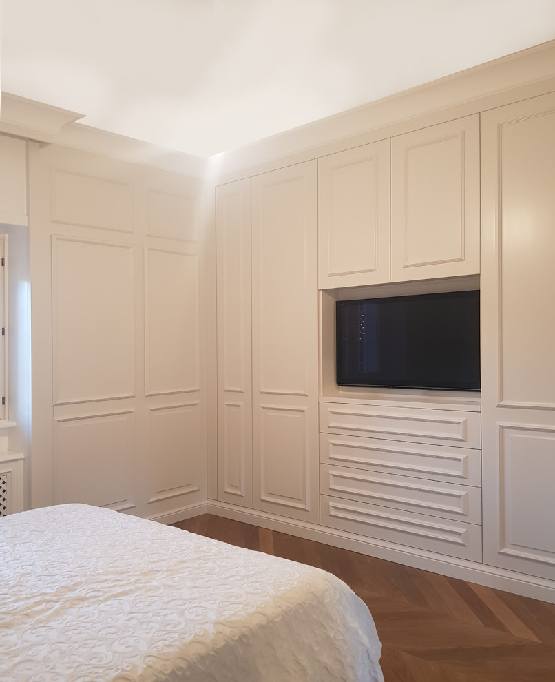 Пример оригинального дизайна: хозяйская спальня среднего размера в классическом стиле с белыми стенами и темным паркетным полом