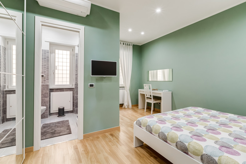Свежая идея для дизайна: спальня в современном стиле с зелеными стенами, светлым паркетным полом и телевизором - отличное фото интерьера