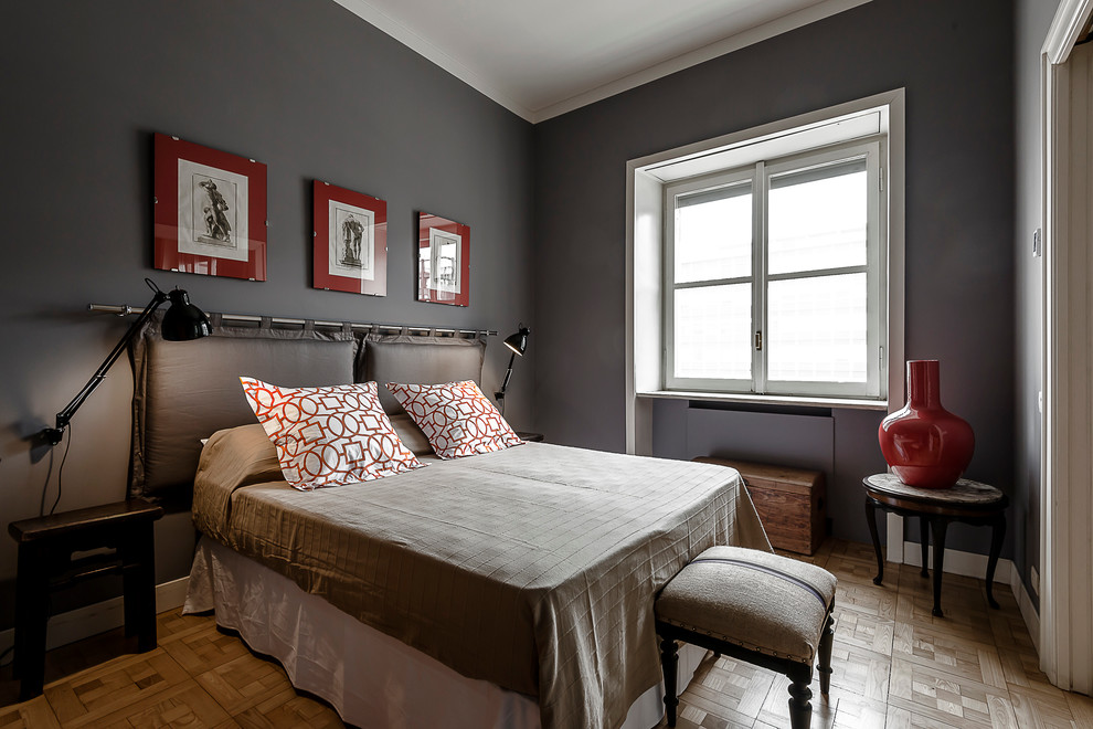 Стильный дизайн: большая спальня в стиле неоклассика (современная классика) с серыми стенами, паркетным полом среднего тона и фасадом камина из штукатурки - последний тренд