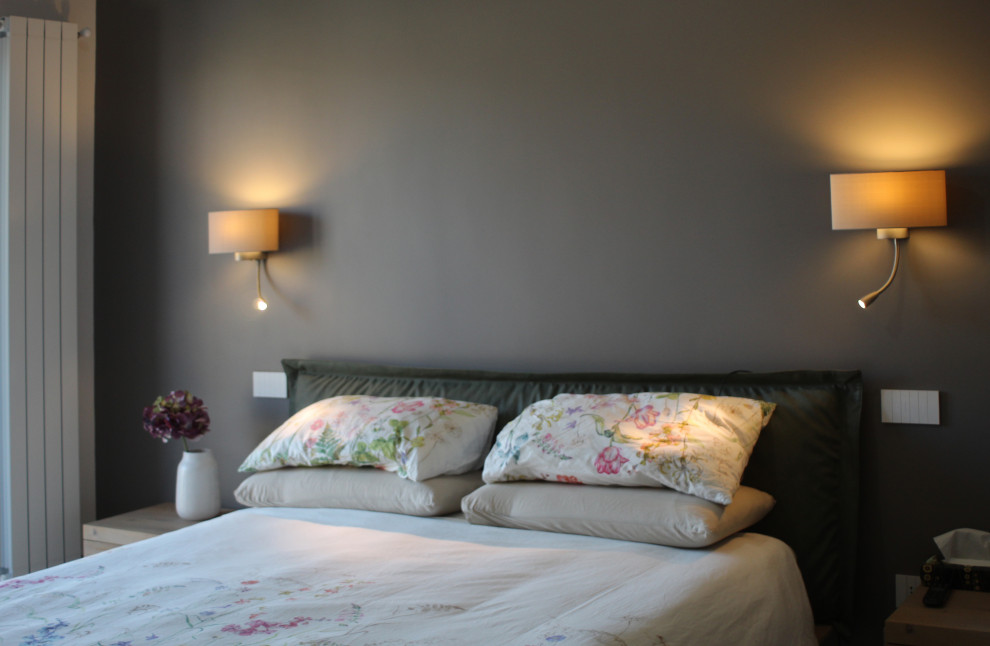 Exempel på ett modernt sovrum, med klinkergolv i porslin
