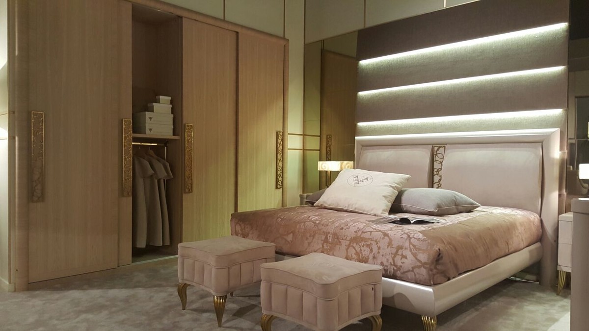 На фото: хозяйская спальня среднего размера в стиле шебби-шик с бежевыми стенами, ковровым покрытием и серым полом с