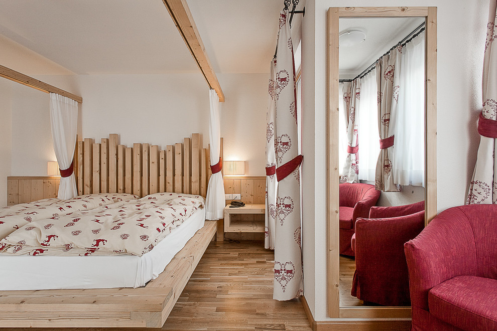 Imagen de dormitorio rural grande con suelo de madera clara