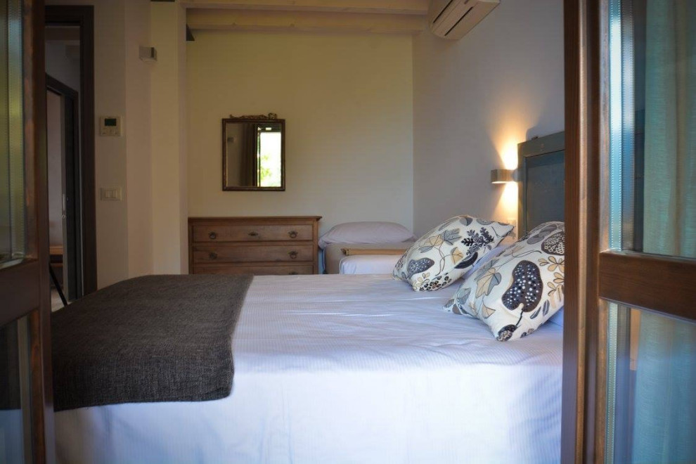 Идея дизайна: гостевая спальня среднего размера, (комната для гостей) в средиземноморском стиле с светлым паркетным полом