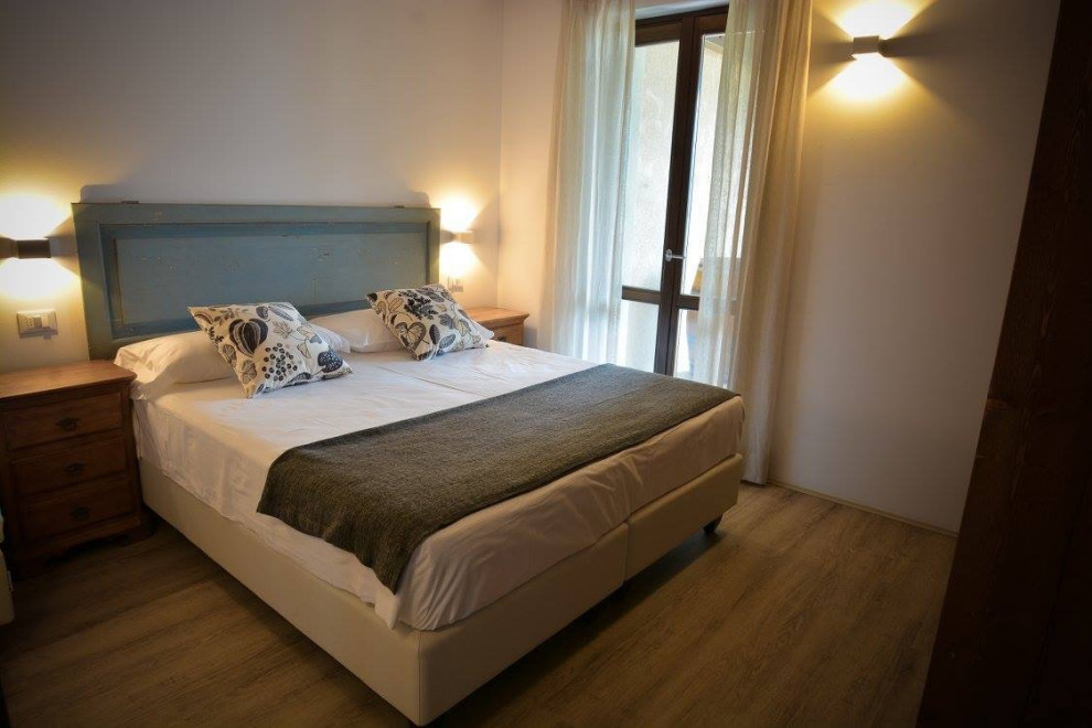 Ispirazione per una camera degli ospiti mediterranea di medie dimensioni con parquet chiaro