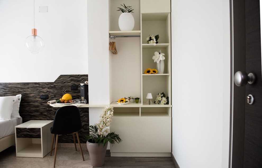 Exemple d'une petite chambre d'amis moderne avec un mur blanc, un sol en carrelage de porcelaine, aucune cheminée et un sol beige.