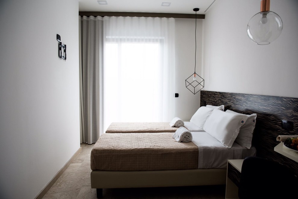 На фото: маленькая гостевая спальня (комната для гостей) в стиле модернизм с белыми стенами, полом из керамогранита и бежевым полом без камина для на участке и в саду с