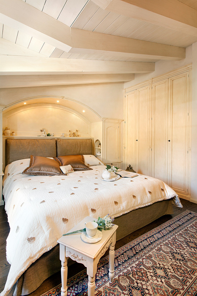 Aménagement d'une chambre classique avec un mur beige, parquet foncé et un sol marron.