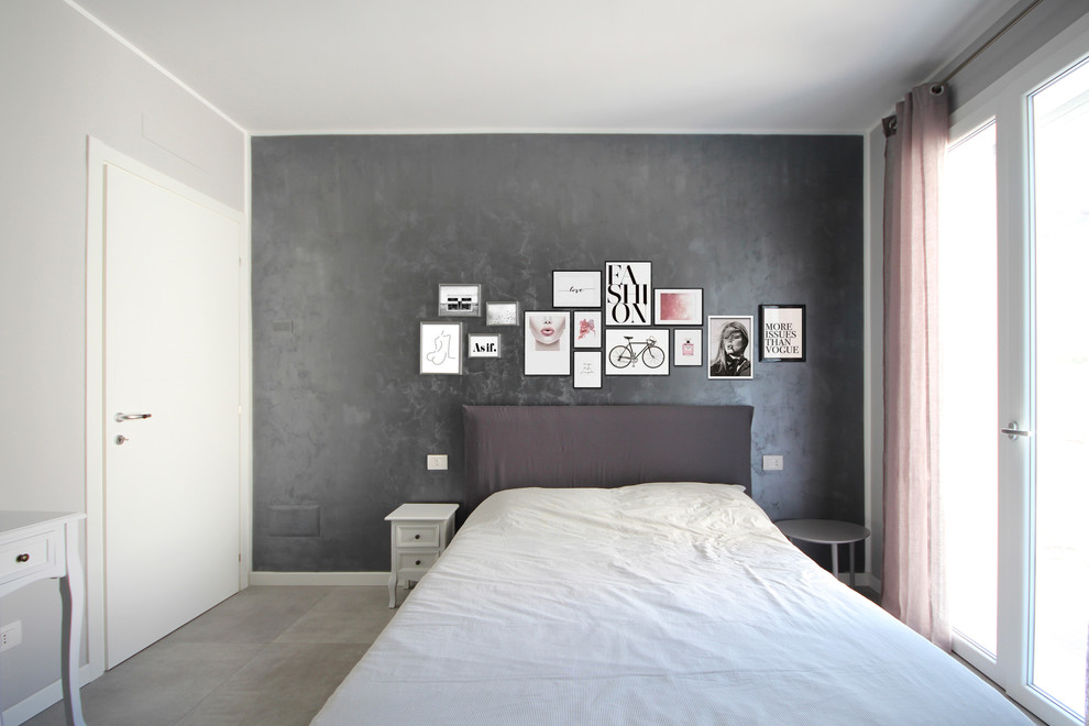 Cette image montre une grande chambre parentale minimaliste avec un mur gris, un sol en carrelage de céramique, un poêle à bois et un sol gris.