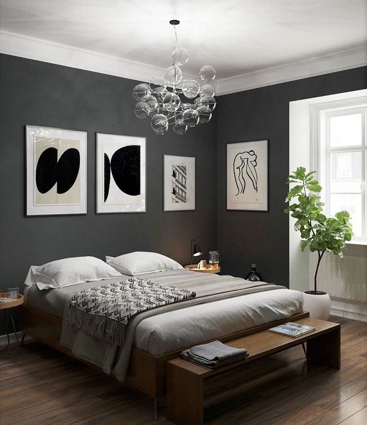 Immagine di una camera matrimoniale minimalista di medie dimensioni con pareti grigie, pavimento in legno verniciato, nessun camino e pavimento marrone