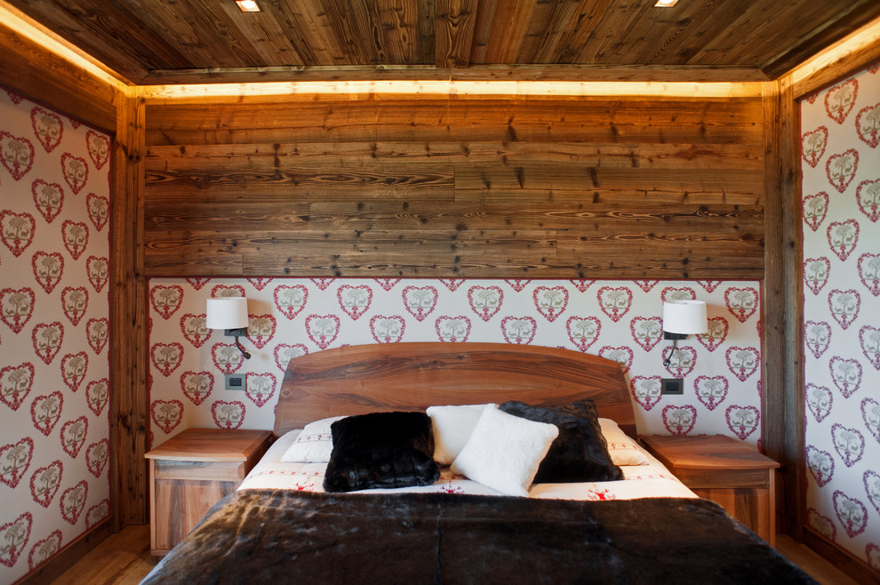 Mittelgroßes Uriges Hauptschlafzimmer ohne Kamin mit bunten Wänden und hellem Holzboden in Turin