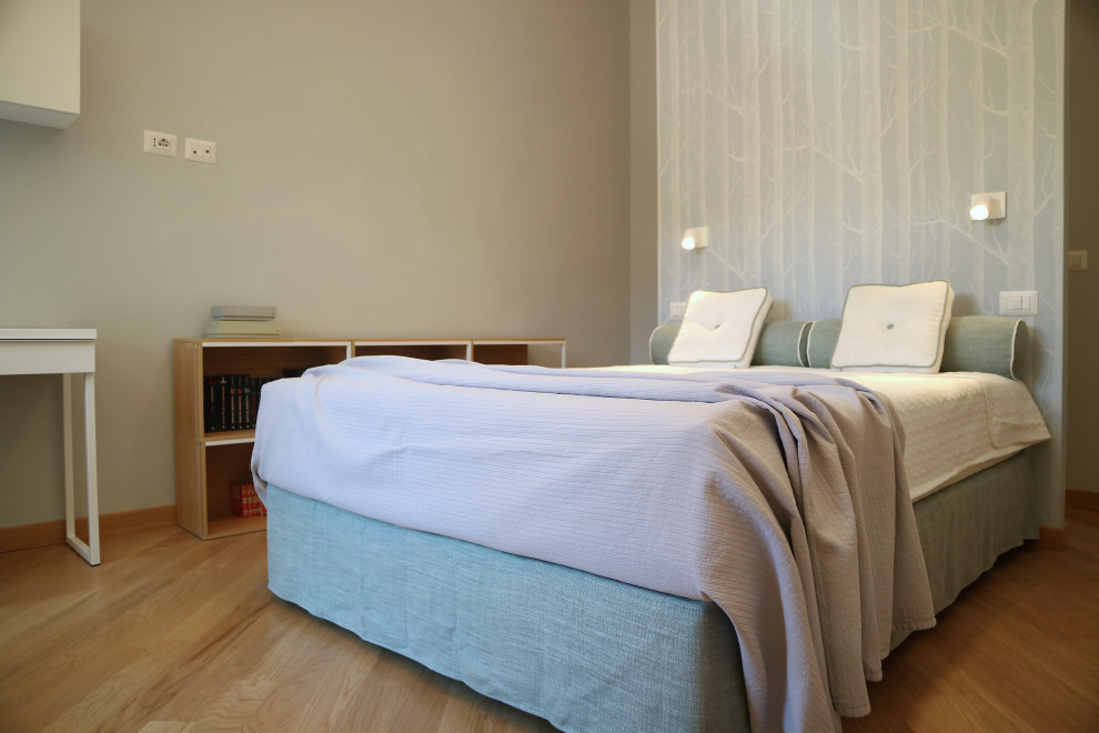 Skandinavisches Schlafzimmer mit Tapetenwänden in Rom