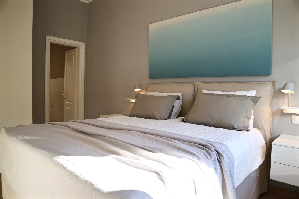 Пример оригинального дизайна: большая хозяйская спальня в современном стиле с серыми стенами и светлым паркетным полом