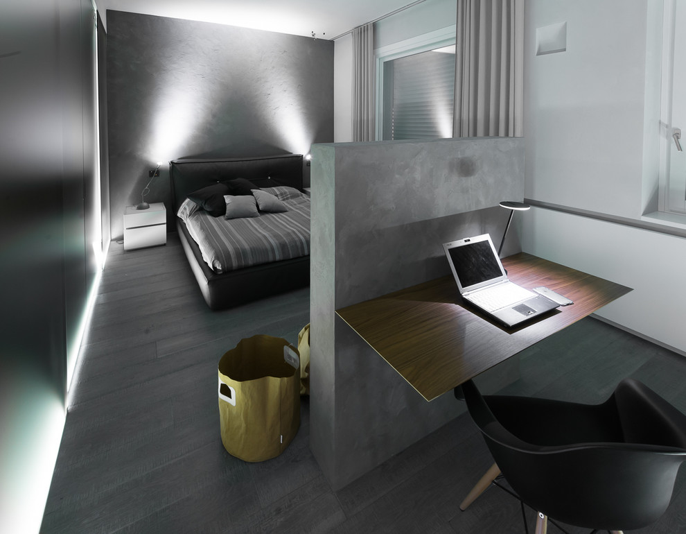Свежая идея для дизайна: большая хозяйская спальня в современном стиле с белыми стенами и деревянным полом - отличное фото интерьера