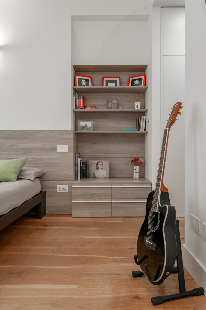 Diseño de dormitorio principal urbano grande con paredes blancas y suelo de madera clara
