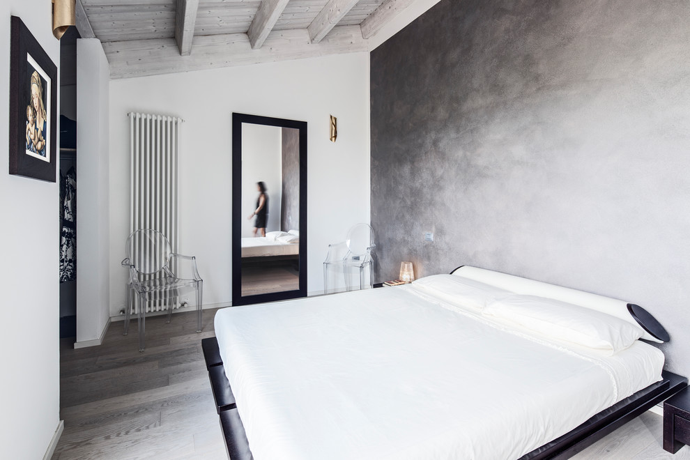 ミラノにある中くらいなコンテンポラリースタイルのおしゃれな主寝室 (淡色無垢フローリング、グレーの壁、暖炉なし) のインテリア