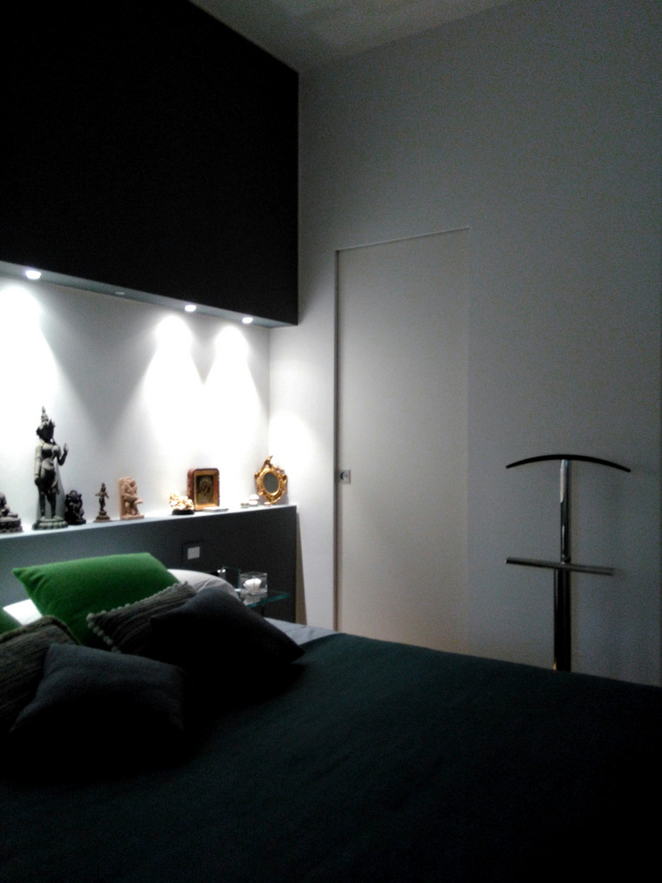 Imagen de dormitorio principal contemporáneo de tamaño medio con paredes blancas y suelo de madera clara