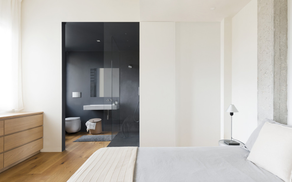 Идея дизайна: спальня в стиле модернизм с белыми стенами и деревянным полом