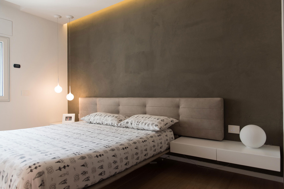 Ejemplo de dormitorio actual con paredes grises