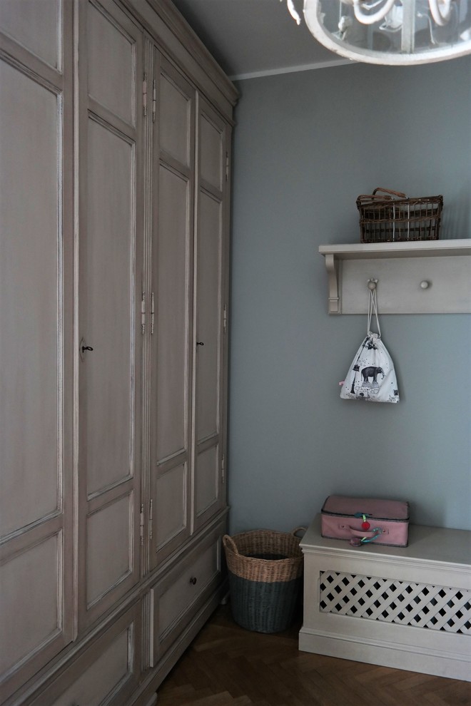 Imagen de dormitorio de estilo de casa de campo de tamaño medio con paredes grises y suelo de madera clara