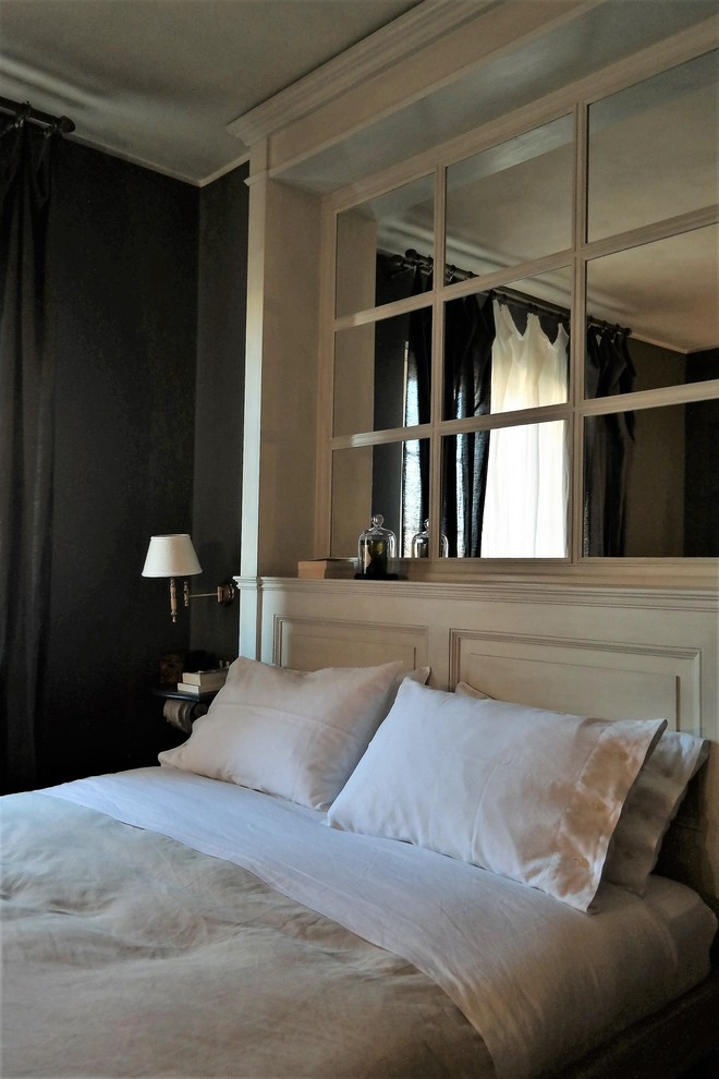 Immagine di una camera matrimoniale country di medie dimensioni con pareti grigie e parquet chiaro