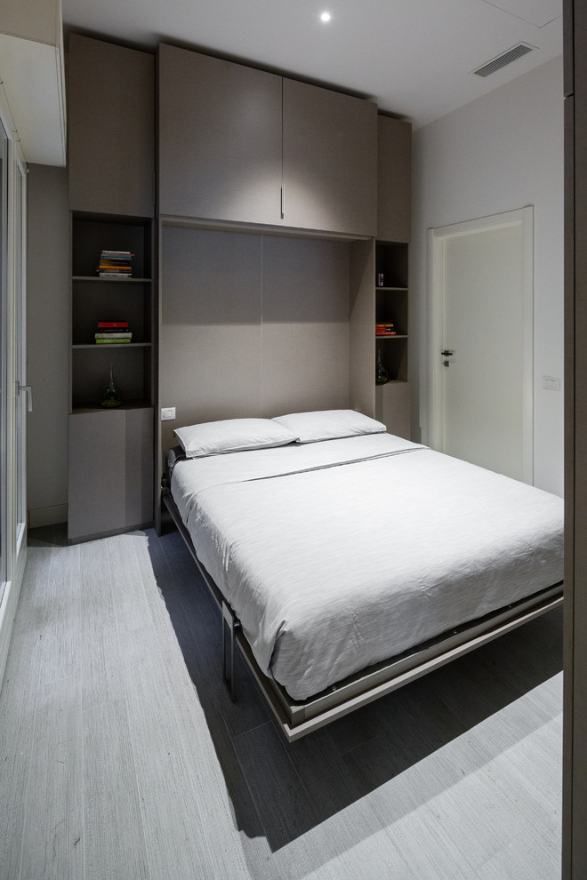 Cette image montre une chambre bohème de taille moyenne avec un mur gris, parquet foncé et un sol gris.