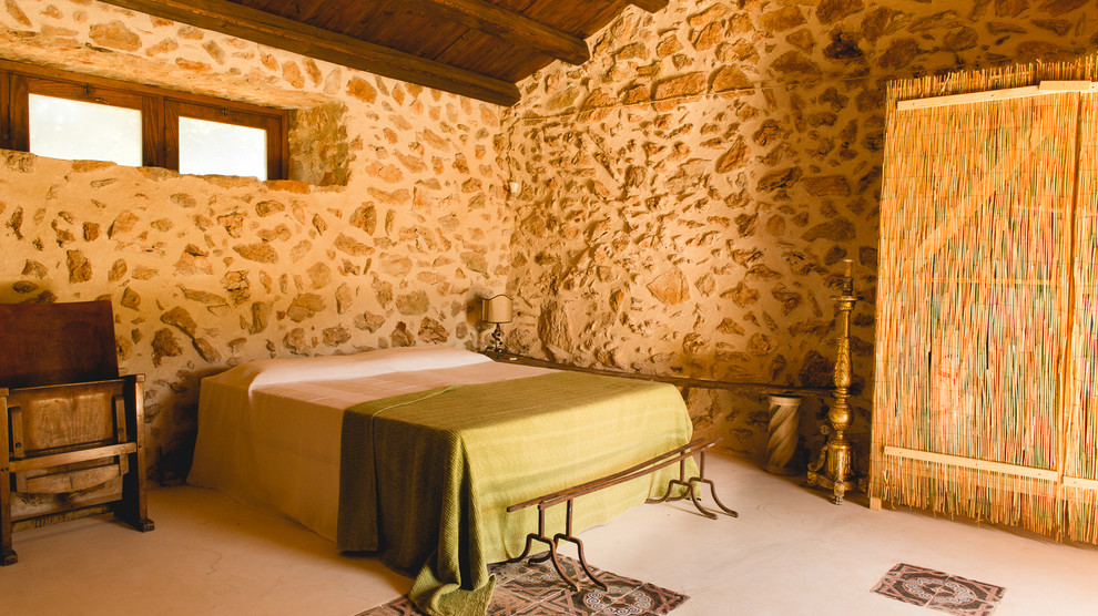 Cette image montre une chambre parentale méditerranéenne avec un mur beige.