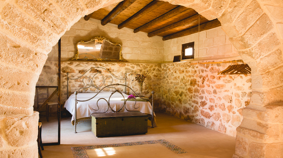 На фото: большая хозяйская спальня в средиземноморском стиле с бежевыми стенами и полом из керамогранита
