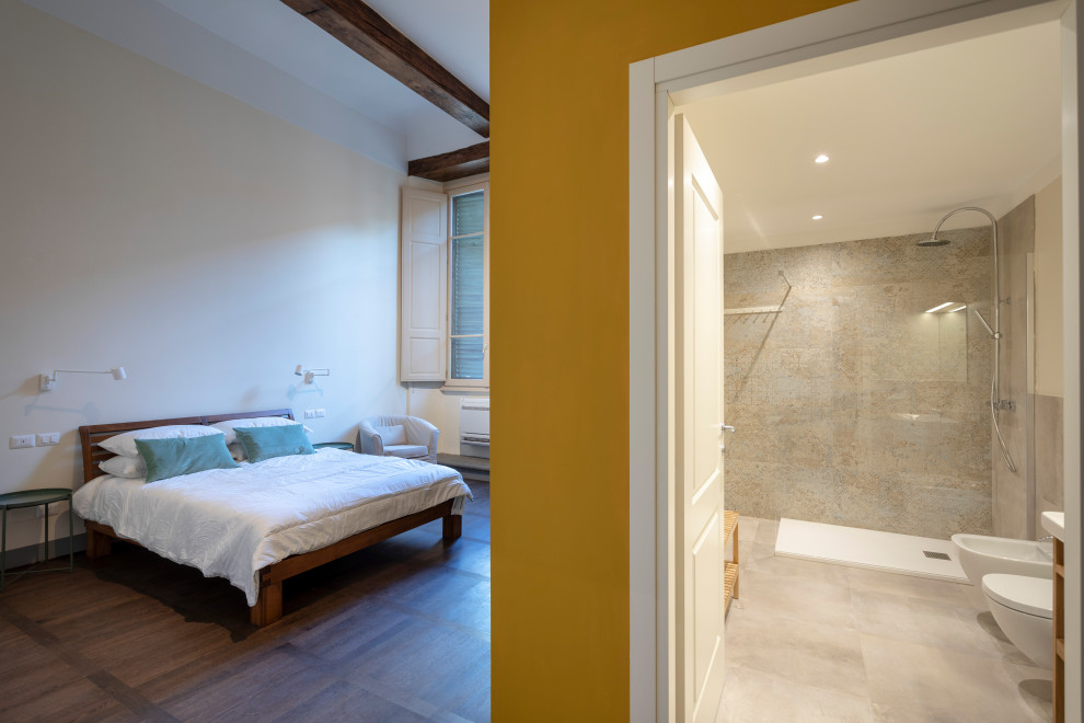 Exempel på ett stort klassiskt sovrum, med beige väggar, mellanmörkt trägolv och brunt golv