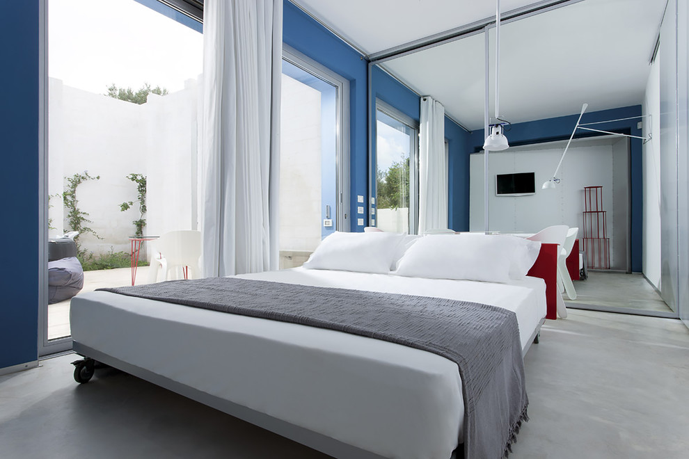 Inspiration for a contemporary bedroom in Bari.