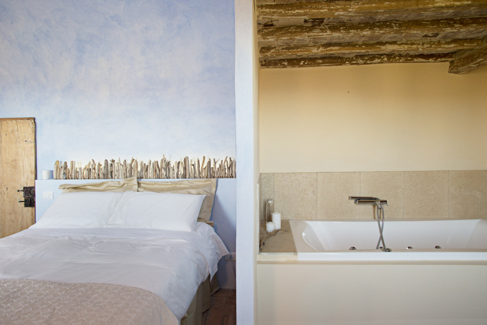 Идея дизайна: хозяйская спальня среднего размера в стиле фьюжн с красным полом, синими стенами и полом из терракотовой плитки