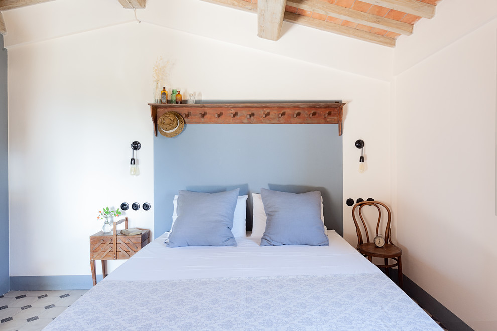 На фото: спальня в стиле кантри с белыми стенами и разноцветным полом