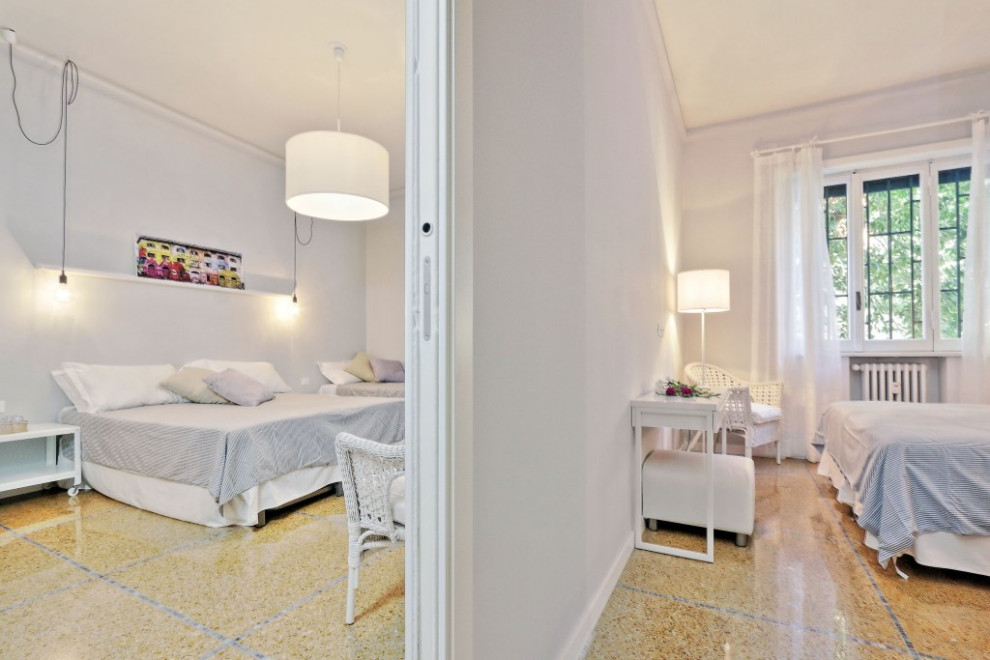 Modelo de dormitorio principal contemporáneo con paredes grises y suelo de mármol