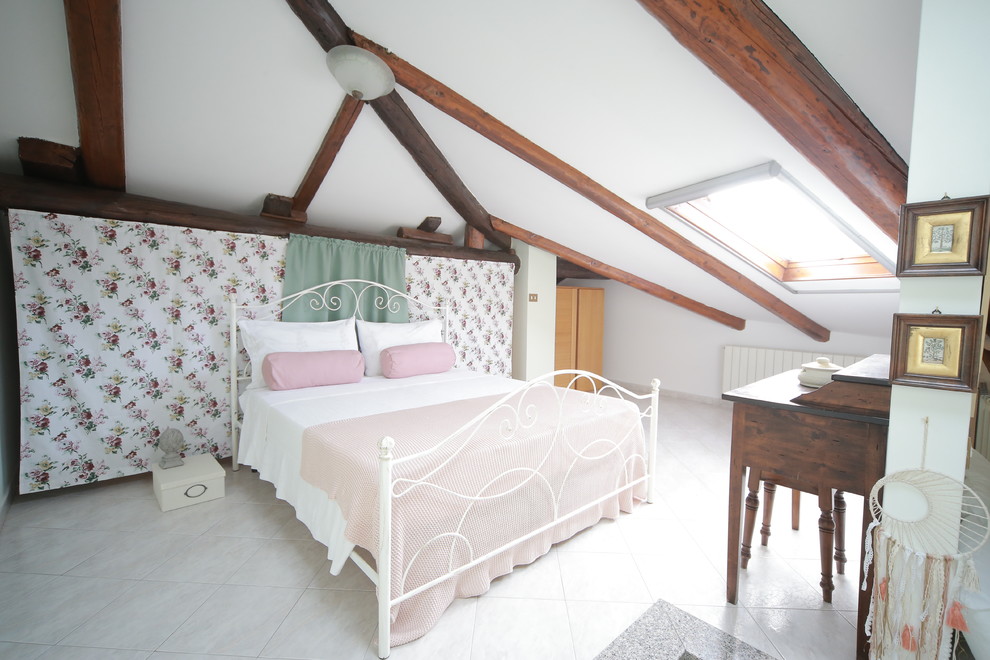 Modelo de dormitorio de estilo de casa de campo con paredes blancas y suelo blanco