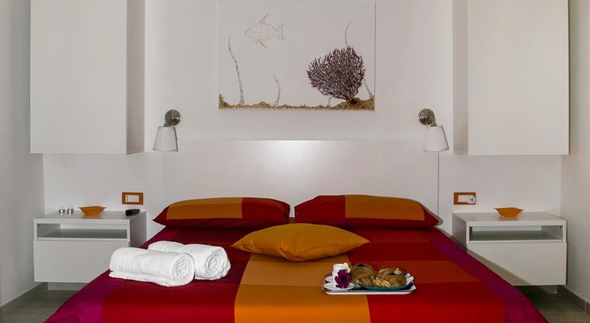 Idee per una camera da letto stile marino di medie dimensioni con pareti bianche, pavimento in gres porcellanato e pavimento beige