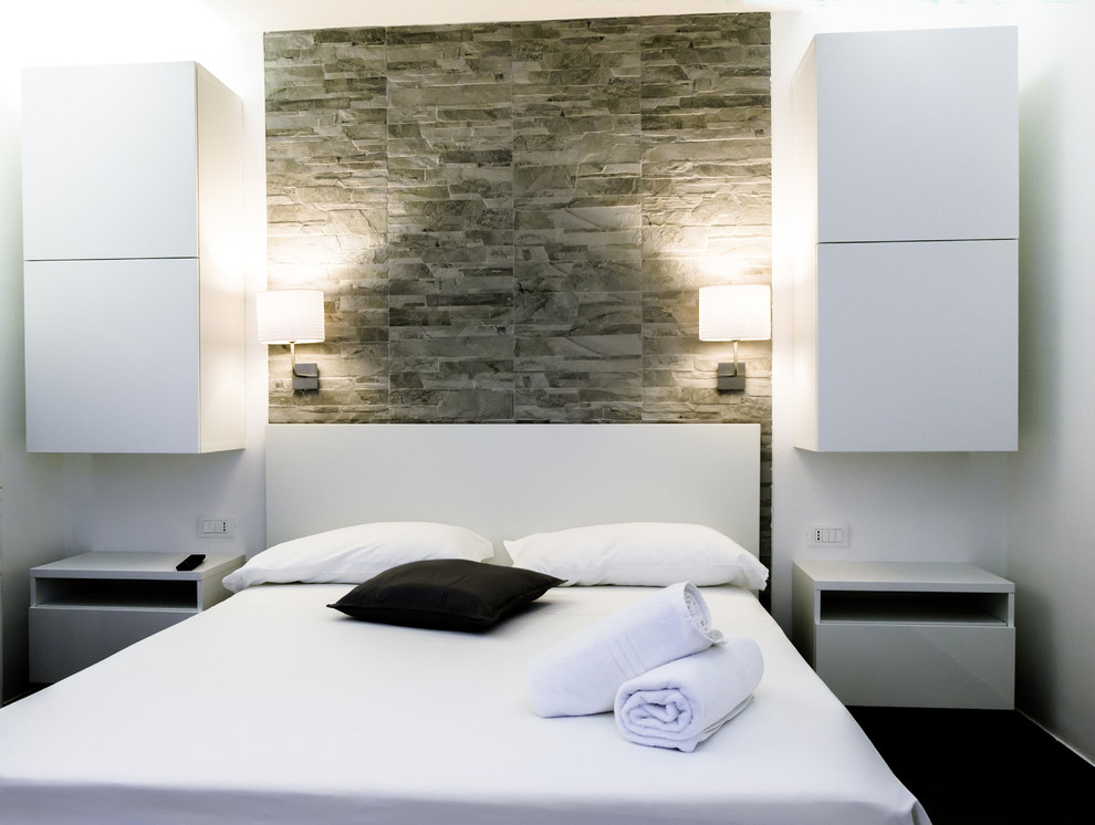 ローマにある中くらいなコンテンポラリースタイルのおしゃれな主寝室 (白い壁、磁器タイルの床、茶色い床)