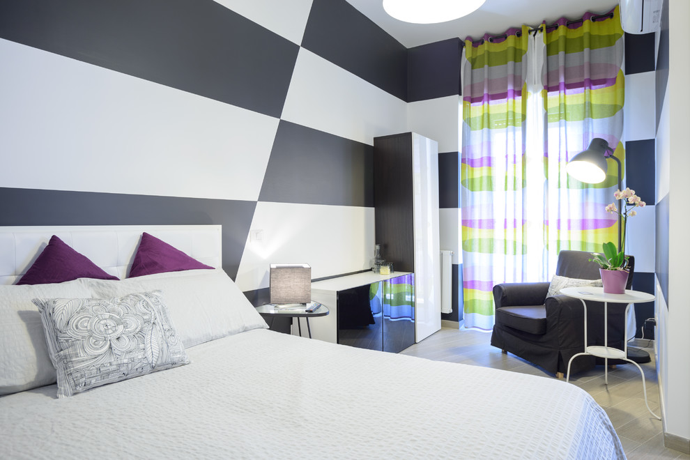 Idee per una camera da letto contemporanea di medie dimensioni con pavimento in gres porcellanato, pavimento grigio, pareti multicolore e nessun camino