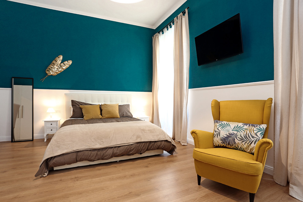ローマにある広いトラディショナルスタイルのおしゃれな主寝室 (青い壁、ラミネートの床、暖炉なし)