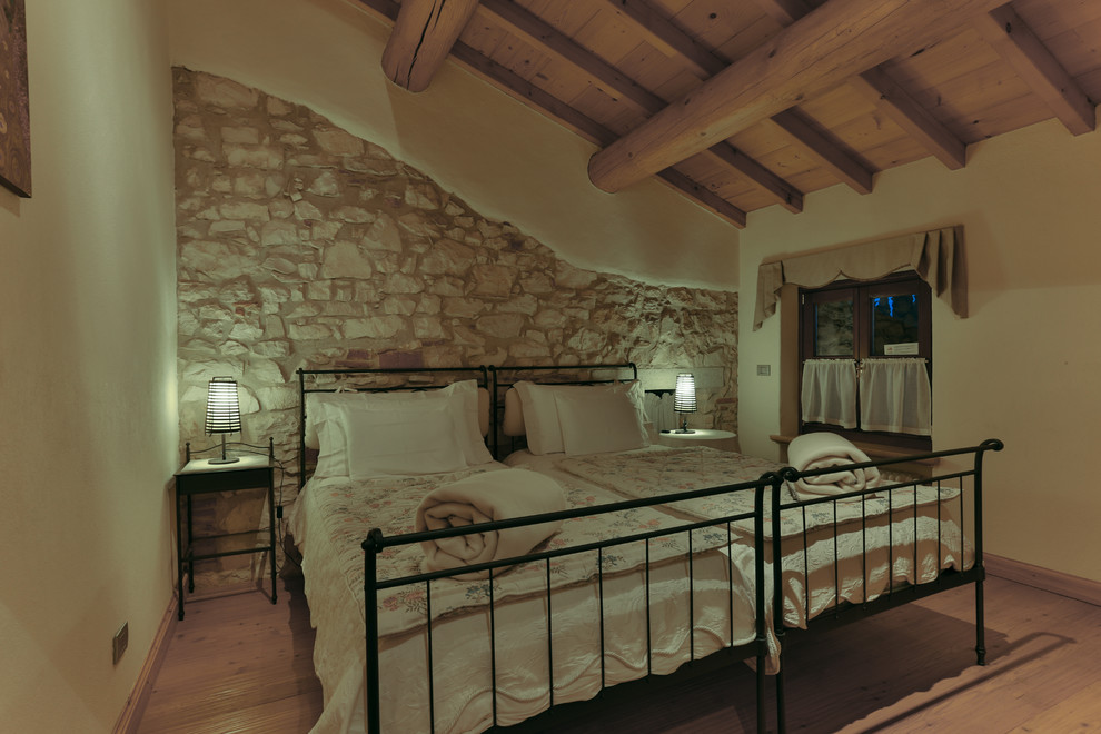 ヴェネツィアにあるカントリー風のおしゃれな寝室のインテリア
