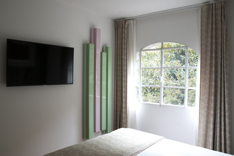 Ispirazione per una piccola camera degli ospiti minimal con pareti verdi e pavimento in legno massello medio