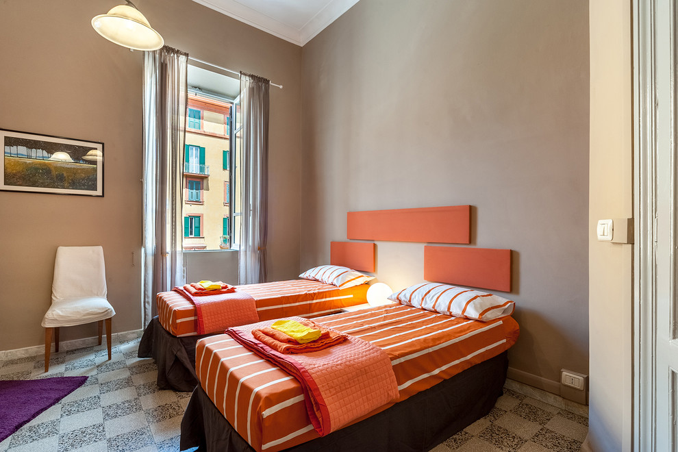Modernes Gästezimmer mit brauner Wandfarbe in Rom