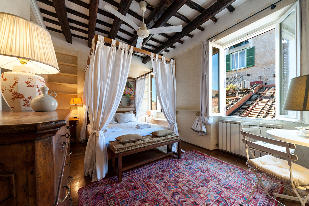 ローマにある中くらいなカントリー風のおしゃれな主寝室 (ベージュの壁、濃色無垢フローリング、暖炉なし) のレイアウト