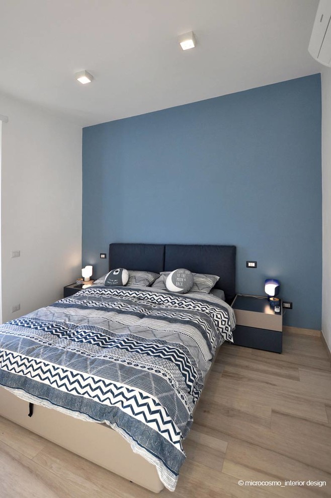 Immagine di una piccola camera matrimoniale scandinava con pareti blu, pavimento in gres porcellanato e pavimento beige