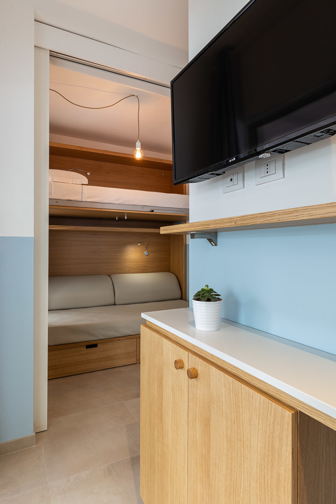 Foto di una piccola camera da letto minimal con pavimento beige