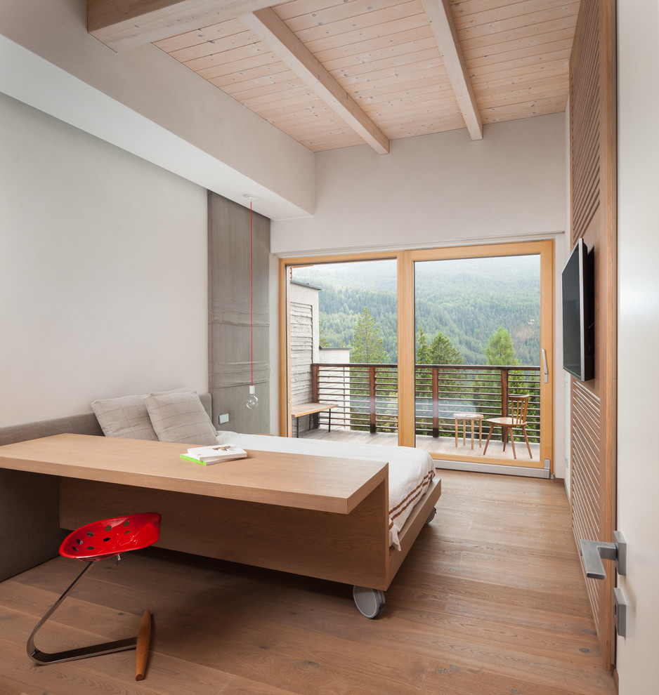 Idee per una camera degli ospiti moderna con pareti bianche, pavimento in legno massello medio e pavimento beige