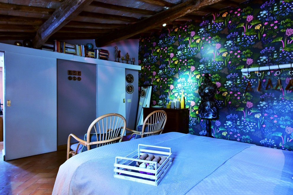 Esempio di una camera matrimoniale eclettica di medie dimensioni con pareti viola, pavimento in terracotta e pavimento marrone